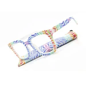 Augenstolz Fertiglesebrille Bonni Cool – eckige Lesebrille mit weißem Rahmen und buntem Wellenmuster, schräg auf dem passenden Etui liegend