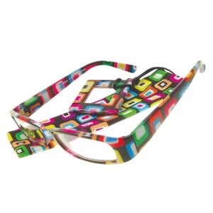Augenstolz Fertiglesebrille Boxes Black – eckige Lesebrille mit buntem Quadratemuster, schräg auf dem Etui mit buntem Quadratemuster liegend