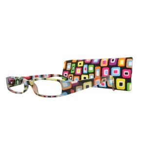 Augenstolz Fertiglesebrille Boxes Black – eckige Lesebrille mit buntem Quadratemuster, daneben aufgestelltes Etui mit buntem Quadratemuster auf schwarzem Grund