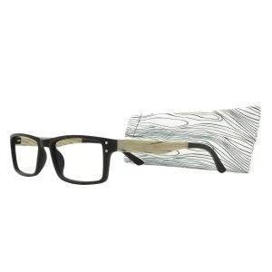 Augenstolz Fertiglesebrille Brio Black – schwarze Lesebrille mit hellen Bügeln in Holzoptik, daneben aufgestelltes weißes Etui mit schwarzem Maserungsmuster