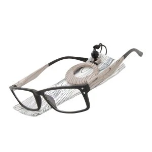 Augenstolz Fertiglesebrille Brio Black – Lesebrille mit schwarzem Rahmen und Brillenband, schräg auf weiß gemustertem Etui liegend