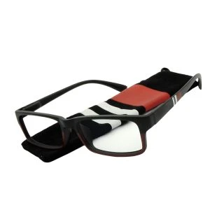 Augenstolz Fertiglesebrille Business Black – schwarze Lesebrille mit dunkelrotem Rand, schräg auf gestreiftem schwarz-weiß-rotem Etui liegend
