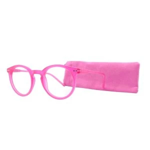 Augenstolz Fertiglesebrille Farbig Pink – runde Lesebrille mit transparentem pinkem Rahmen, daneben aufgestelltes pinkes Etui