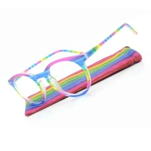 Augenstolz Fertiglesebrille Fetz Black – Lesebrille mit schwarz-weißem Karomuster, daneben aufgestelltes passendes kariertes Etui
