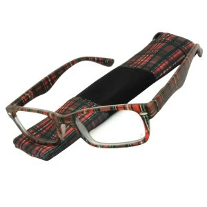 Augenstolz Fertiglesebrille Highland Red – Lesebrille mit rotem Schottenkaro-Muster, daneben aufgestelltes passendes kariertes Etui