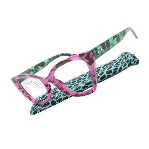 Augenstolz Fertiglesebrille Koiok Daar – Cat-Eye-Lesebrille mit pink-türkisem Leopardenmuster, schräg auf passendem gemustertem Etui liegend