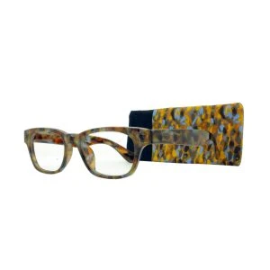 Augenstolz Fertiglesebrille Tabby Malt – Lesebrille mit buntem Konfetti-Schildpatt-Rahmen, daneben aufgestelltes passendes bunt-schwarzes Etui