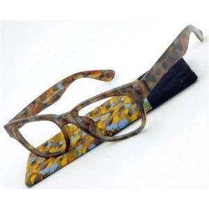 Augenstolz Fertiglesebrille Tabby Malt – Lesebrille mit buntem Konfetti-Schildpatt-Rahmen, schräg auf passendem zweifarbigem bunt-schwarzem Etui liegend