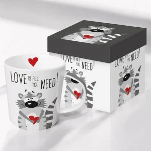 ppd Tasse in Geschenkverpackung Need Love Racoon – weiße Tasse mit Waschbär-Motiv, rotem Herz und Schriftzug „Love is all you need!" samt passender Geschenkbox