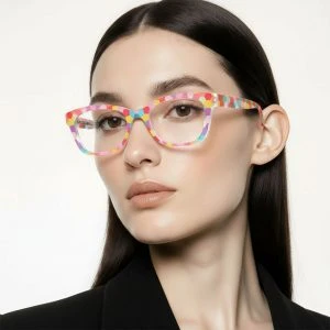 Frau trägt Augenstolz Fertiglesebrille Bik Poi