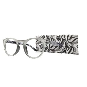 Augenstolz Fertiglesebrille Blixt Silver – runde Lesebrille mit transparent-grauem Rahmen, daneben aufgestelltes Etui mit schwarz-weißem Wellenmuster