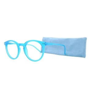 Augenstolz Fertiglesebrille Farbig Blau – runde Lesebrille mit transparent-hellblauem Rahmen, daneben aufgestelltes hellblaues Stoffetui