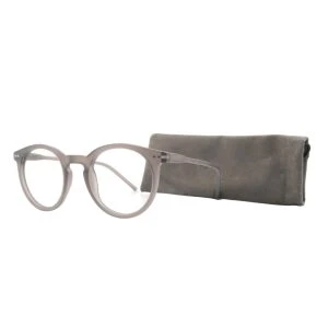 Augenstolz Fertiglesebrille Farbig Braun – runde Lesebrille mit transparent-braunem Rahmen, schräg auf graubraunem Etui liegend