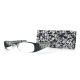 Augenstolz Fertiglesebrille Filigrano Haa – Lesebrille mit schwarz-weißem Ornamentmuster, schräg auf passendem gemustertem Etui liegend
