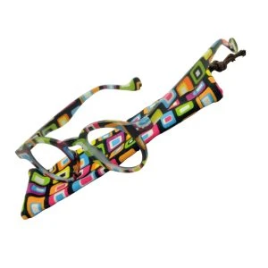 Augenstolz Fertiglesebrille Boxes DocBlack – runde Lesebrille mit buntem Quadratemuster, schräg auf dem Etui mit buntem Quadratemuster liegend
