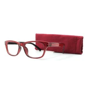 Augenstolz Fertiglesebrille Bright Fire – eckige Lesebrille mit transparent-dunkelrotem Rahmen und schwarzen Bügeln, daneben aufgestelltes dunkelrotes Stoffetui