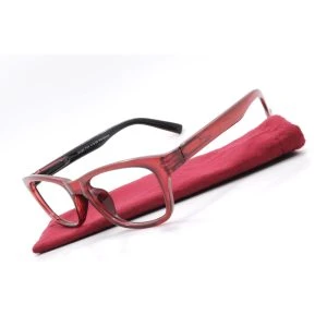 Augenstolz Fertiglesebrille Bright Fire – eckige Lesebrille mit transparent-dunkelrotem Rahmen und schwarzen Bügeln, schräg auf dem roten Stoffetui liegend