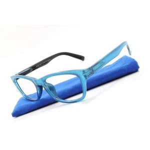 Augenstolz Fertiglesebrille Bright Sky – eckige Lesebrille mit transparent-türkisem Rahmen und schwarzen Bügeln, schräg auf dem blauen Stoffetui liegend