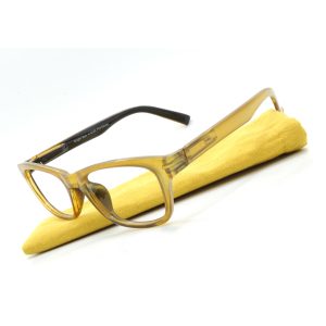 Augenstolz Fertiglesebrille Brio Black – Lesebrille mit schwarzem Rahmen und hellen Bügeln, daneben aufgestelltes weiß gemustertes Etui
