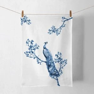 Ambiente Küchenhandtuch Royal Peacock 50x70cm – an einer Leine hängendes Küchenhandtuch mit blauem Pfau auf blühenden Zweigen im Porzellanblau-Stil