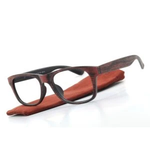 Augenstolz Fertiglesebrille Brush Autu – Lesebrille mit braunem Rahmen in Holzoptik, schräg auf braunem Etui liegend