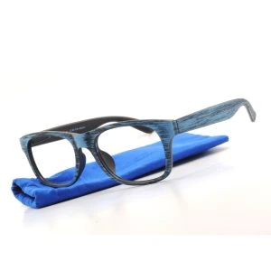 Augenstolz Fertiglesebrille Brush Deep – Lesebrille mit blauem Rahmen in Holzoptik, schräg auf blauem Etui liegend