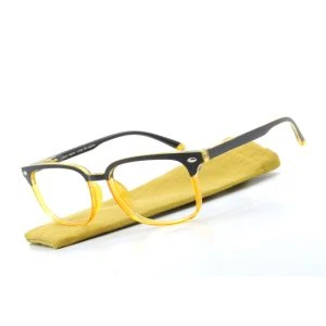 Augenstolz Fertiglesebrille Clazic Harmi – Lesebrille mit schwarzem Browline-Rahmen und transparent-gelber Unterfassung, schräg auf gelbem Etui liegend