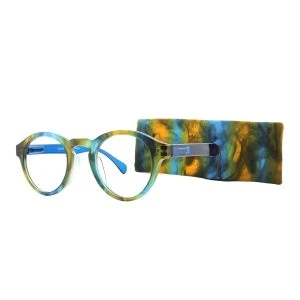Augenstolz Fertiglesebrille Cloudy Blue – runde Lesebrille im blau-gelben Marmormuster, daneben aufgestelltes gemustertes Etui