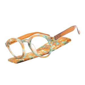 Augenstolz Fertiglesebrille Cloudy Brown – runde Lesebrille mit türkis-orangem Konfettimuster, schräg auf passendem gemustertem Etui liegend