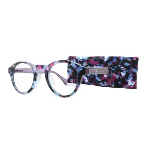Augenstolz Fertiglesebrille Cloudy Lilac – runde Lesebrille im blau-rosa Mosaikmuster, daneben aufgestelltes Etui im passenden Muster