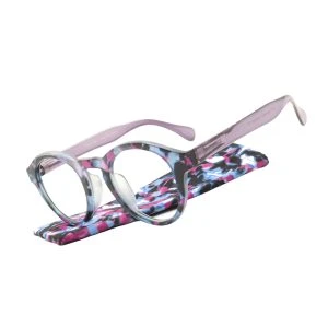 Augenstolz Fertiglesebrille Cloudy Lilac – runde Lesebrille im blau-rosa Mosaikmuster, schräg auf passendem gemustertem Etui liegend