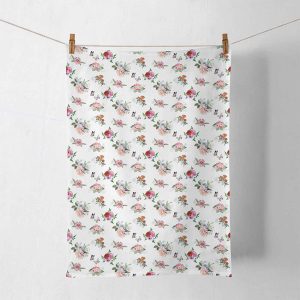 Ambiente Küchenhandtuch Rose Charlotte 50x70cm – an einer Leine hängendes Küchenhandtuch mit flächigem Rosen-Muster in Rosa- und Pfirsichtönen