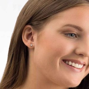 Blomdahl Ohrstecker Bezel Silber Titan 5mm, am Ohr getragen