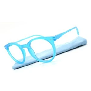 Augenstolz Fertiglesebrille Farbig Türkis – runde Lesebrille mit transparentem türkisem Rahmen, schräg auf hellblauem Etui liegend