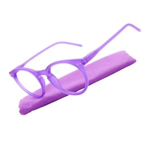 Augenstolz Fertiglesebrille Farbig Violett – runde Lesebrille mit transparentem violettem Rahmen, schräg auf violettem Etui liegend