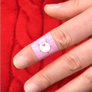 Take Care Glücksbär rosa Kinderpflaster – rosa Kinderpflaster mit Bären-Motiv, das auf einen Finger geklebt ist