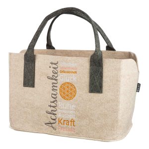 Gilde Achtsamkeit Filztasche – beige Filz-Einkaufstasche mit grauen Henkeln, aufgestickten Schriftzügen wie „Achtsamkeit“, „Glück“ und „Kraft“ sowie oranger Blume-des-Lebens-Stickerei