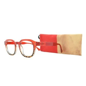 Augenstolz Fertiglesebrille Capisto Flamy – Lesebrille mit rotem Rahmen und Schildpatt-Bügeln, daneben aufgestelltes zweifarbiges rot-beiges Etui