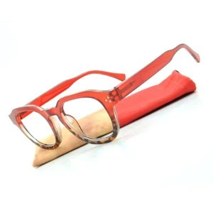 Augenstolz Fertiglesebrille Capisto Flamy – Lesebrille mit rotem Rahmen und Schildpatt-Bügeln, schräg auf zweifarbigem rot-beigem Etui liegend