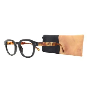 Augenstolz Fertiglesebrille Capisto Ritzy – schwarze Lesebrille mit Bügeln im Schildpattmuster, daneben aufgestelltes schwarz-beiges Etui