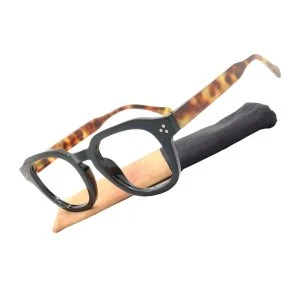 Augenstolz Fertiglesebrille Capisto Ritzy – schwarze Lesebrille mit Bügeln im Schildpattmuster, schräg auf schwarz-beigem Etui liegend