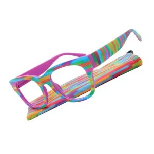 Augenstolz Fertiglesebrille Fri Los – Lesebrille mit pinkem Rahmen und regenbogengestreiften Bügeln, schräg auf passendem gestreiftem Etui liegend