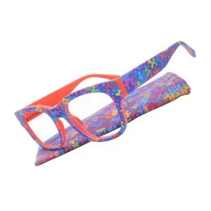 Augenstolz Fertiglesebrille Fri Puz – Lesebrille mit orangefarbenem Rahmen und buntem geflecktem Muster, schräg auf passendem buntem Etui liegend