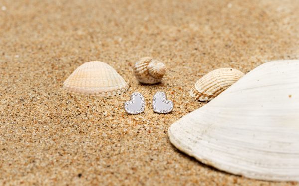 Wasserfeste Ohrringe am Sandstrand